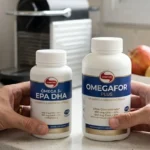 Frascos de Ômega 3 Vitafor EPA DHA e Omegafor Plus sobre bancada de cozinha em cenário realista