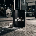 Pote de beta alanina em pó sobre superfície de academia, com fundo de equipamentos desfocados